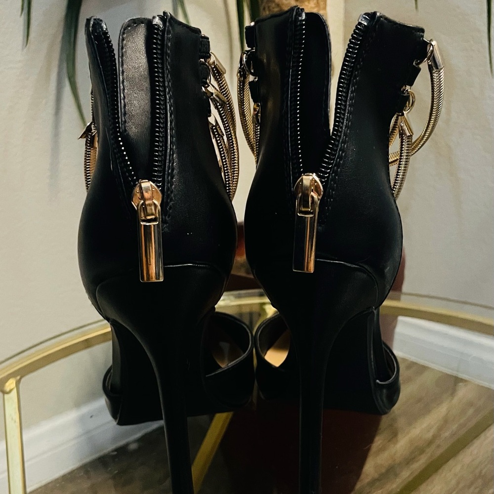 Elegant Black High Heels with Gold Accents - Picture 3 of 4